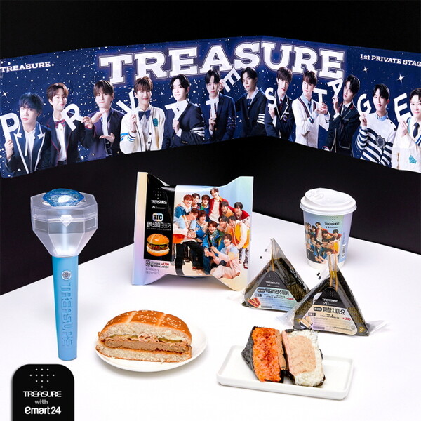 [▲이마트24는 18일 트레저 멤버들의 사진이 담긴 패키지로 눈길을 사로잡는 트레저햄버거(빅함박스테이크버거)를 비롯해, 로고가 디자인된 트레저 삼각김밥 2종(빅햄참치마요, 빅떡갈비전주비빔)을 출시한다 = ©이마트24]