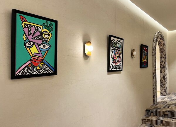 [▲콘셉트 스토어 더한섬하우스 부산점 내 VIP 라운지에 전시된 지비지 작가 작품 모습 = ©한섬]