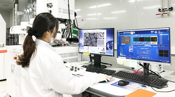 [▲한화큐셀 판교 R&D센터 차세대 셀 기술 연구 모습 = ©한화솔루션]