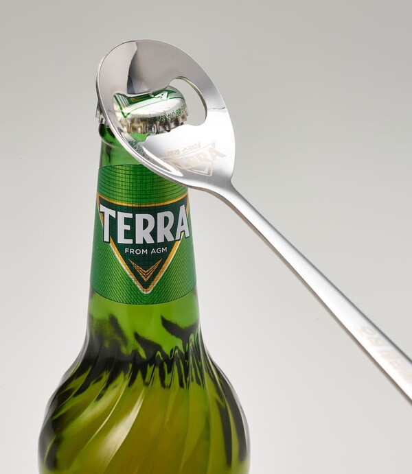 [▲하이트진로는 소비자들의 술자리에 새로운 재미를 더하고 침체된 시장분위기를 전환하고자 ‘청정라거-테라’에 가장 적합하게 특별 개발한 ‘스푸너(스푼+오프너)’를 출시한다 =  ©하이트진로]