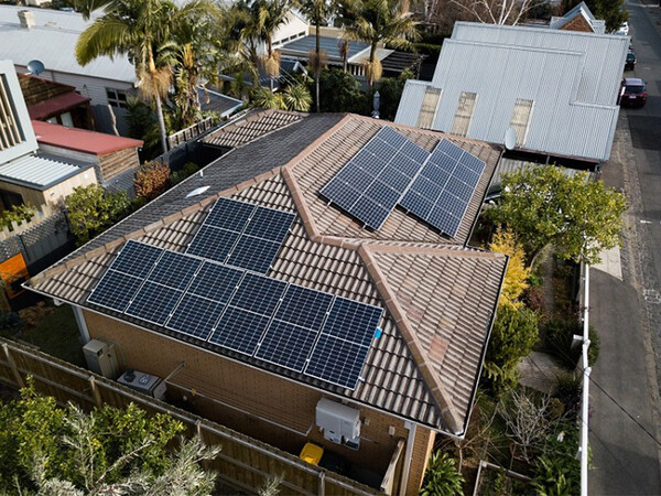 [▲호주 빅토리아주 멜버른 주택 지붕에 설치된 한화큐셀 모듈 = ©한화큐셀]