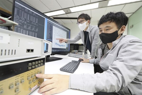 [▲KT 융합기술원 연구원들이 20kbps 장비를 테스트하고 있다 = ©KT]