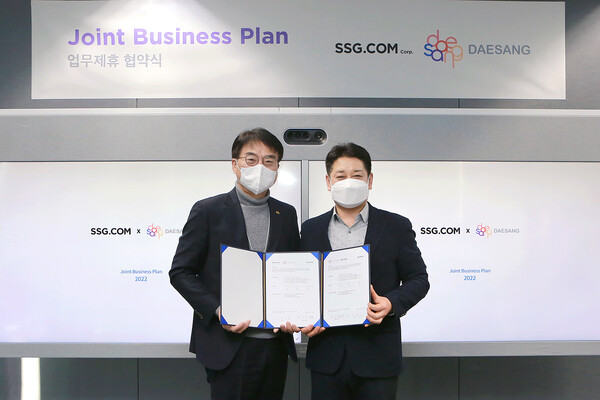 [▲23일 서울 종로구 대상㈜ 본사 사옥에서 이강덕 대상㈜ 영업본부장(왼쪽)과 황운기 SSG닷컴 상품본부장이 업무제휴협약을 체결하고 기념촬영을 하고 있다 = ©대상㈜]