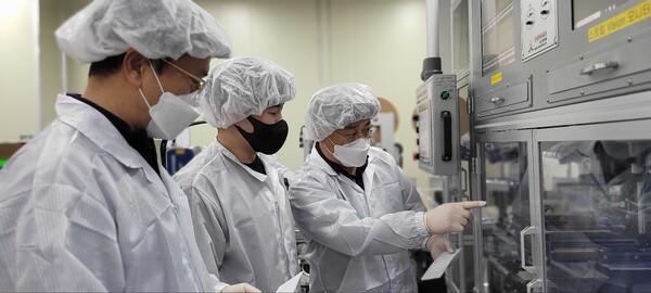 [▲충남 천안에 위치한 자가진단키트 생산업체 '젠바디'에서 삼성전자 스마트공장 전문가와 젠바디 직원이 자가진단키트 조립 라인을 점검하고 있다 = ©삼성전자]