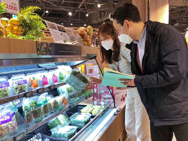 [▲서울 송파구 신천동에 위치한 롯데프리미엄푸드마켓 잠실점에서 MZ세대 MD와 MZ팀 팀원이 함께 샐러드 코너에서 상품을 살펴보고 있다 = ©롯데쇼핑]