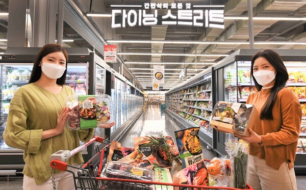 [▲모델들이 24일 인천 남동구 홈플러스 간석점 ‘다이닝 스트리트’에서 간편식 상품을 소개하고 있다 = ©홈플러스]