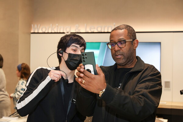 [▲미국 텍사스 스톤브라이어 몰에 위치한 '삼성 익스피리언스 스토어'에서 '갤럭시 S22' 시리즈를 체험하고 있는 모습 = ©삼성전자]