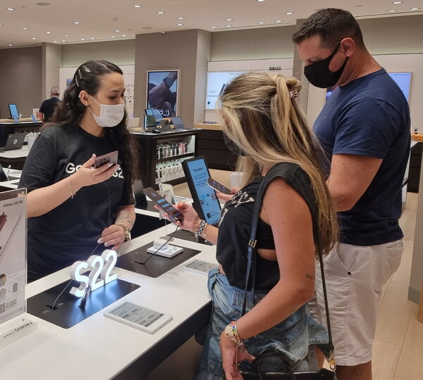 [▲브라질 상파울루 모룸비백화점 내 삼성 매장에서 '갤럭시 S22' 시리즈를 체험하고 있는 모습 = ©삼성전자]