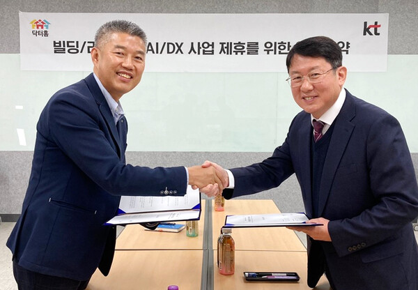 [▲KT 강북·강원법인고객본부장 유창규 상무(왼쪽)와 닥터홈 대표이사 홍기환 변호사가 양사 협력을 위한 업무 협약을 맺고 기념 촬영을 하고 있다 = ©KT]