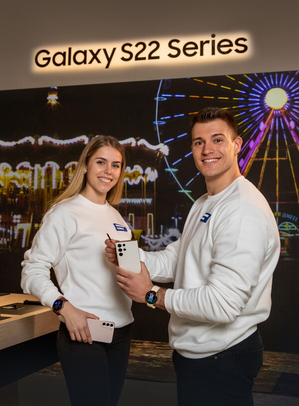 [▲28일(현지시간) 스페인 바르셀로나에서 개막하는 모바일 월드 콩그레스(MWC) 2022에 마련된 삼성전자 전시관에서 '갤럭시 S22' 시리즈를 체험하고 있는 모습 = ©삼성전자]