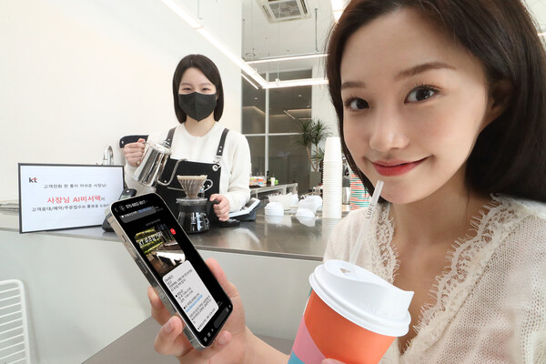 [▲모델이 ‘사장님 AI비서팩’을 소개하고 있다 = ©KT]