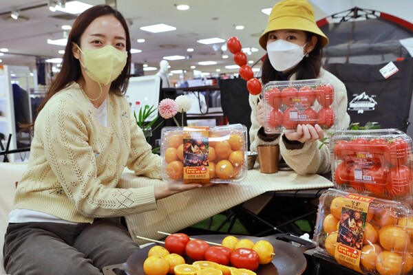 [▲서울 중구 봉래동에 위치한 롯데마트 서울역점에서 모델들이 '캠핑갈때 감귤'과 '구워먹는 토마토'를 소개하고 있다 = ©롯데쇼핑]