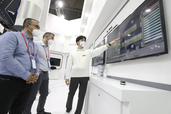 [▲28일(현지시간) MWC 2022 KT 전시관 내 AI 존에서 관람객이 관련 서비스를 체험하고 있다 = ©KT]