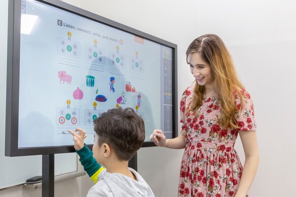 [▲롯데몰 월드점 '크레버스 키즈' 매장에서 아이가 영어수업을 듣고 있다 = ©롯데쇼핑]