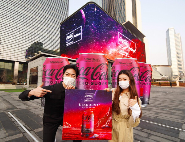 [▲코카-콜라는 ‘코카-콜라 제로 스타더스트(Coca-Cola Zero Stardust™)’가 라이프스타일 브랜드 ‘피치스(Peaches.)’와 우주적 상상력을 펼치는 콜라보레이션을 진행한다 = ©코카-콜라]