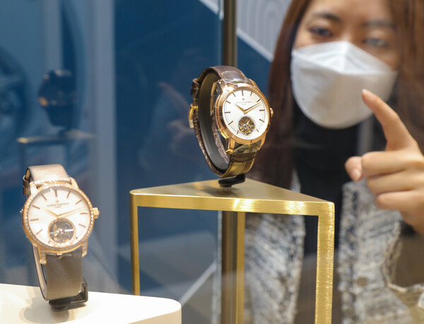 [▲서울 영등포구 현대백화점 더현대 서울 1층에 위치한 스위스 명품 시계 브랜드 하이엔드 워치 브랜드 '바쉐론 콘스탄틴(Vacheron Constantin)' 팝업스토어에서 직원이 '트래디셔널 미닛 리피터 트루비용(6억원 상당)', '트래디셔널 트루비용(2억원 상당)'을 소개하고 있다  = ©현대백화점]