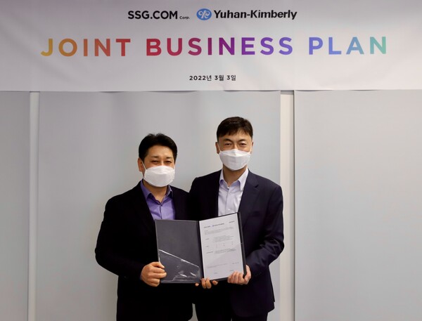 [▲황운기 SSG닷컴 상품본부장(왼쪽)과 이승호 유한킴벌리 고객사업부문장이 업무제휴협약 체결 후 기념촬영을 하고 있다 = ©SSG닷컴]