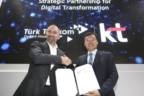 [▲윤경림 KT 그룹Transformation부문장 사장(오른쪽)과 오밋 오랄 투르크텔레콤 CEO가 양해각서 체결 후 기념촬영을 하고 있다 = ©KT]