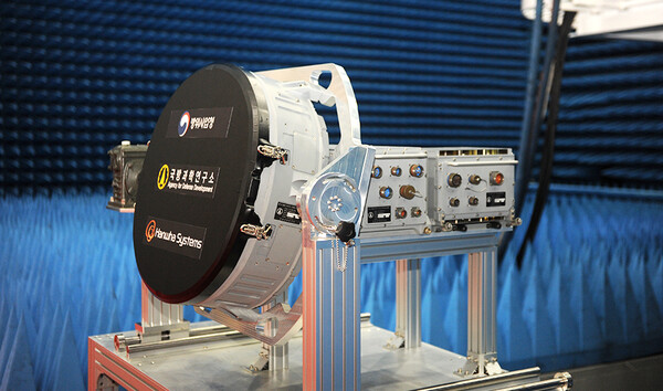 [▲국방과학연구소와 한화시스템이 개발한 AESA레이다 시제기 1호 = ©한화시스템]