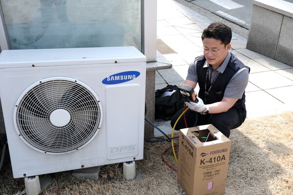 [▲삼성전자서비스 엔지니어가 에어컨 사전점검 서비스로 실외기를 점검하고 있다 = ©삼성전자서비스]
