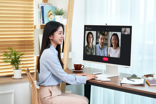 [▲삼성전자 모델이 집안 내 다양한 공간에서 활용 가능한 스마트 모니터 M8을 소개하고 있다 = ©삼성전자]