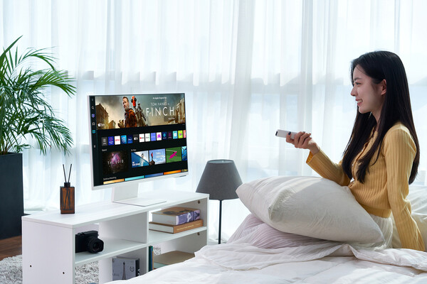 [▲삼성전자 모델이 집안 내 다양한 공간에서 활용 가능한 스마트 모니터 M8을 소개하고 있다 = ©삼성전자]