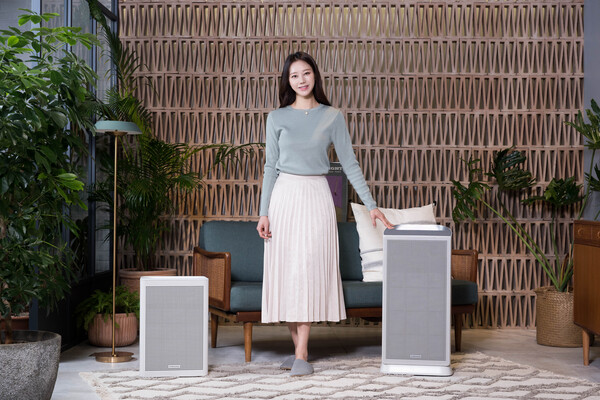 [▲삼성전자 모델이 삼성 디지털프라자 강남본점에서 공기청정기 '블루스카이' 신제품을 소개하고 있다 = ©삼성전자]