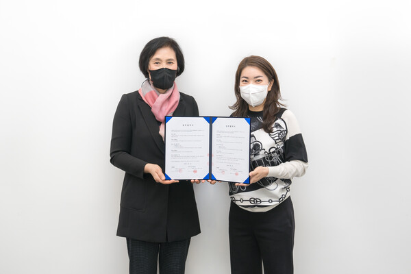 [▲한국애견협회 박애경 부회장(왼쪽)과 버킷스튜디오 강지연 대표가 업무협약 체결 후 기념촬영을 하고 있다 = ©버킷스튜디오]