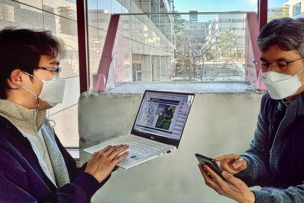 ©AP신문(AP뉴스)/ 이미지 제공 = LG유플러스, ▲LG유플러스 직원들이 RIS가 장착된 유리창 앞에서 통신품질을 점검하고 있다.