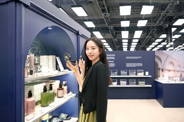 ©AP신문(AP뉴스)/ 이미지 제공 = 넷마블힐러비, ▲보나가 'V&A 뷰티' 팝업 스토어 제품을 체험하고 있다.