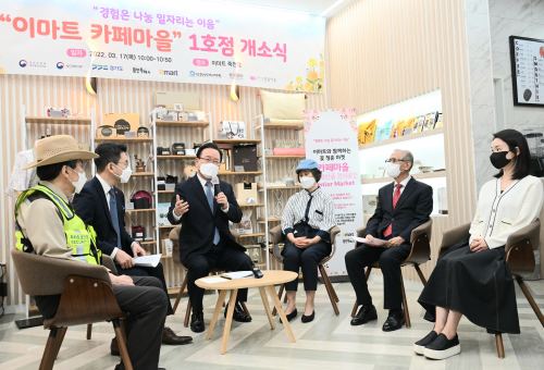 ©AP신문(AP뉴스)/ 이미지 제공 = 국무조정실 국무총리비서실, ▲김부겸 국무총리가 17일 경기도 용인 이마트 죽전점에서 열린 이마트 카페마을 1호점 개소식에서 인사말을 하고 있다.