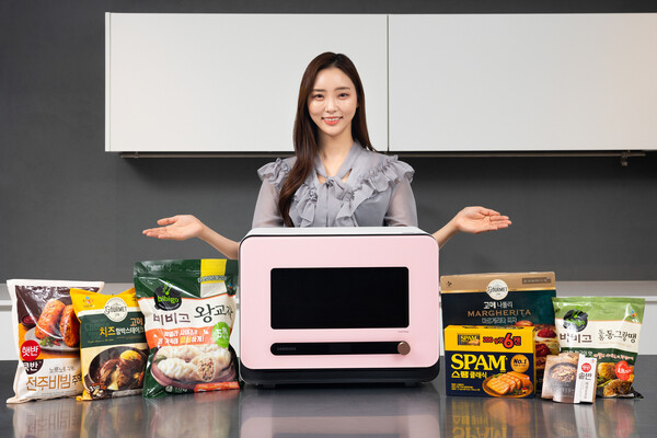 ©AP신문(AP뉴스)/ 이미지 제공 = 삼성전자, ▲삼성전자 모델이 수원 영통구에 위치한 삼성전자 수원사업장에서 '우리 집 전자레인지, 큐커로 교체' 캠페인을 소개하고 있다.