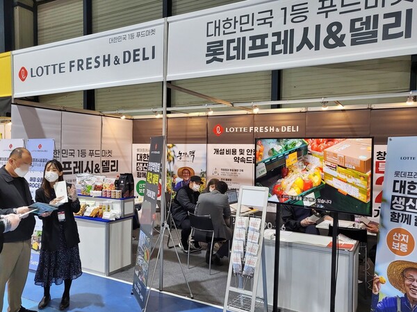 ©AP신문(AP뉴스)/ 이미지 제공 = 롯데쇼핑, ▲지난해 11월 4일 서울 대치동 'SETEC'에서 열린 '제63회 프랜차이즈 창업박람회' 롯데슈퍼 부스에 예비 창업자들이 상담받는 모습