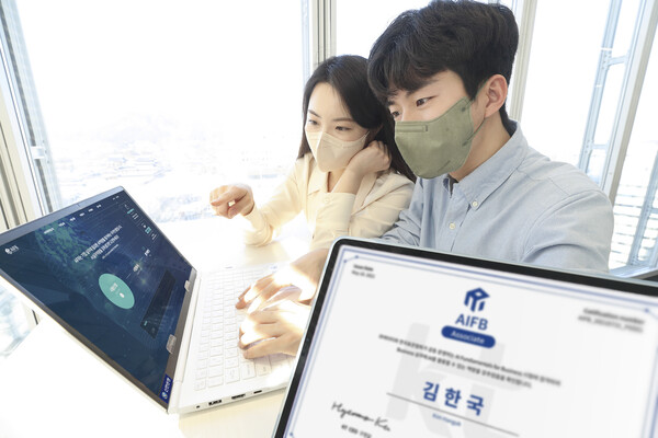 ©AP신문(AP뉴스)/ 이미지 제공 = KT, ▲KT 직원들이 AIFB를 소개하고 있다.