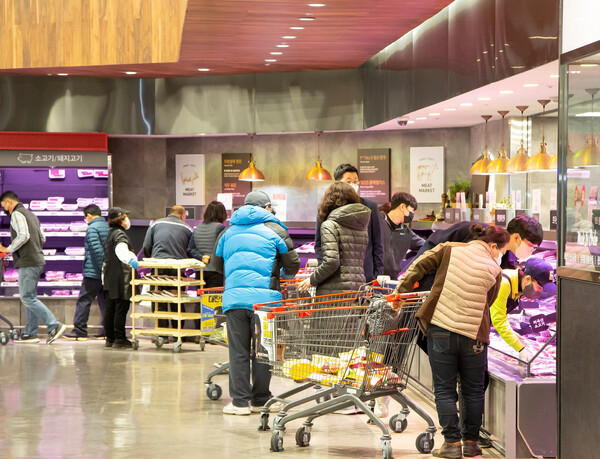 ©AP신문(AP뉴스)/ 이미지 제공 = 홈플러스, ▲인천 남동구 홈플러스 간석점에서 고객들이 쇼핑을 하고 있다.
