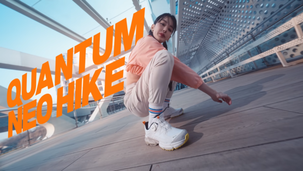 노제가 운동화를 보여주고 있다. 사진 아이더 유튜브