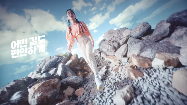 험한 산길을 배경으로 기능을 강조한다. 사진 아이더 유튜브