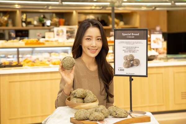 ©AP신문(AP뉴스)/ 이미지 제공 = 홈플러스, ▲인천 남동구 홈플러스 간석점에서 모델이 ‘간석찰빵’을 선보이고 있다.