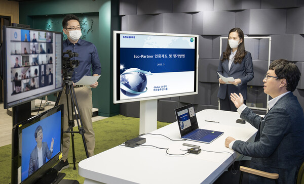 ©AP신문(AP뉴스)/ 이미지 제공 = 삼성전자, ▲22일 경기도 수원시 삼성전자 '상생협력아카데미'에서 강사와 삼성전자 직원들이 온라인 교육을 진행하고 있다.