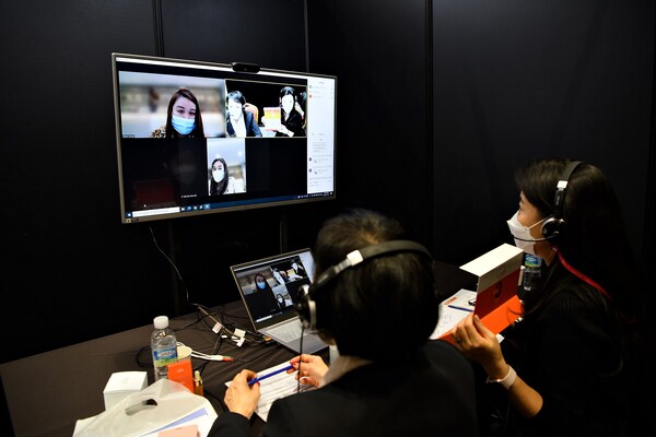 ©AP신문(AP뉴스)/ 이미지 제공 = 롯데홈쇼핑, ▲지난해 11월 개최한 '대한민국 브랜드 엑스포 in 태국' 온라인 수출 상담회 현장 모습