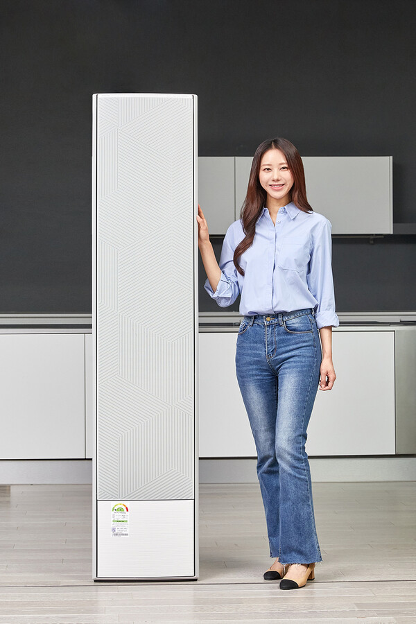 ©AP신문(AP뉴스)/ 이미지 제공 = 삼성전자, ▲삼성전자 모델이 수원 영통구에 위치한 삼성전자 수원사업장에서 '비스포크 무풍에어컨 갤러리 슬림핏' 신제품을 소개하고 있다.