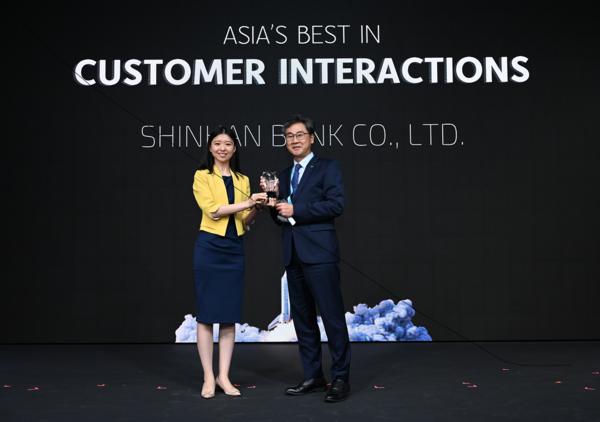 ©AP신문(AP뉴스)/ 이미지 제공 = 신한은행, ▲지난 23일 싱가폴 마리나베이샌즈에서 열린 IDC FIIA 2022 시상식에서 신한은행 싱가폴지점 정도영 지점장(오른쪽)이 고객경험부문 아시아베스트상 수상 후 기념촬영을 하고 있다.