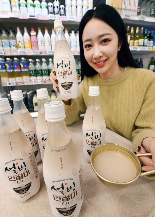©AP신문(AP뉴스)/ 이미지 제공 = 홈플러스, ▲모델이 25일 서울 강서구 등촌동 홈플러스 강서점에서 ‘설빙 인절미순희’ 막걸리를 선보이고 있다.