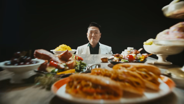 기름진 음식들 뒤로 싸이가 등장한다. 사진 롯데칠성 유튜브