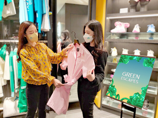 ©AP신문(AP뉴스)/ 이미지 제공 = 롯데쇼핑, ▲롯데백화점 골프 매장에서 고객이 봄 골프 의류를 둘러보고 있다.