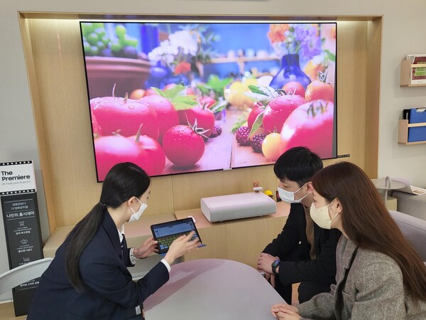 ©AP신문(AP뉴스)/ 이미지 제공 = 롯데쇼핑, ▲롯데백화점 본점 8층 삼성전자 매장에서 혼수 가전 상담을 받는 예비 신혼부부 모습