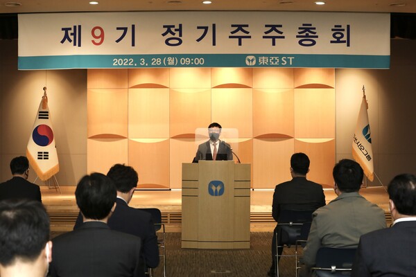 ©AP신문(AP뉴스)/ 이미지 제공 = 동아ST, ▲동아ST 제9기 정기주주총회에서 주주총회 의장인 동아에스티 엄대식 회장이 인사말을 하고 있다.