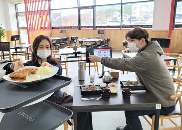 ©AP신문(AP뉴스)/ 이미지 제공 = KT, ▲모델들이 KT AI서비스로봇과 스마트캐스트 태블릿오더를 시연하고 있다.