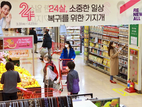 ©AP신문(AP뉴스)/ 이미지 제공 = 롯데쇼핑, ▲28일 서울 중구 봉래동에 위치한 롯데마트 서울역점에서 고객들이 쇼핑을 하고 있다.