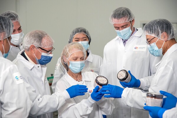 ©AP신문(AP뉴스)/ 이미지 제공 = 대상㈜, ▲대상 LA공장 직원들과 소비자 패널들이 미국 현지에서 생산된 종가집 김치 제품을 살펴보고 있다.